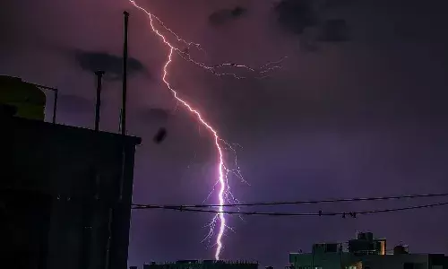 UP Weather Update: यूपी के 40 जिलों में भारी बारिश और वज्रपात का अलर्ट, लखनऊ में इतने दिनों तक होगी लगातार बारिश