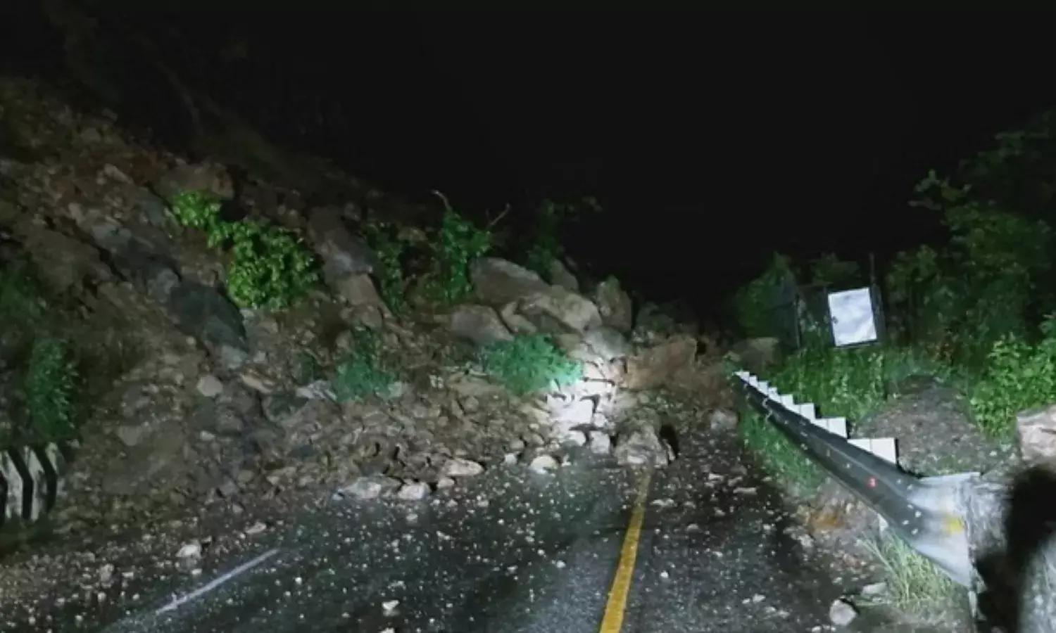 नेपाल की त्रिशूली नदी में बहीं दो बसें, 7 भारतीयों की मौत, 63 से अधिक लापता