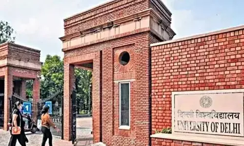 DU के मनुस्मृति विवाद पर शिक्षा मंत्री ने कहा - हम संविधान के लिए प्रतिबद्ध, विवादित हिस्से को...