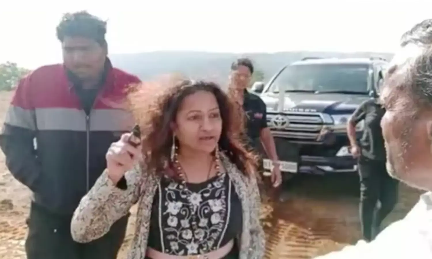 IAS Puja Khedkar : पूजा खेड़कर की मां ने दिखाई थी दबंगाई, अब पुलिस ने FIR की दर्ज IAS Puja Khedkar : पूजा खेड़कर की मां ने दिखाई थी दबंगाई, अब पुलिस ने FIR की दर्ज