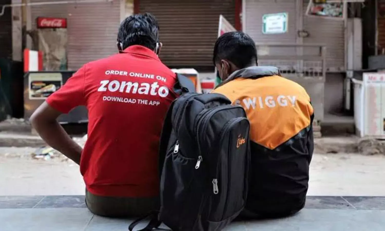 अब ऑनलाइन खाना ऑर्डर करना पड़ेगा महंगा, जोमैटो और स्विगी ने बढ़ाई प्लेटफार्म फीस, जानें खबर