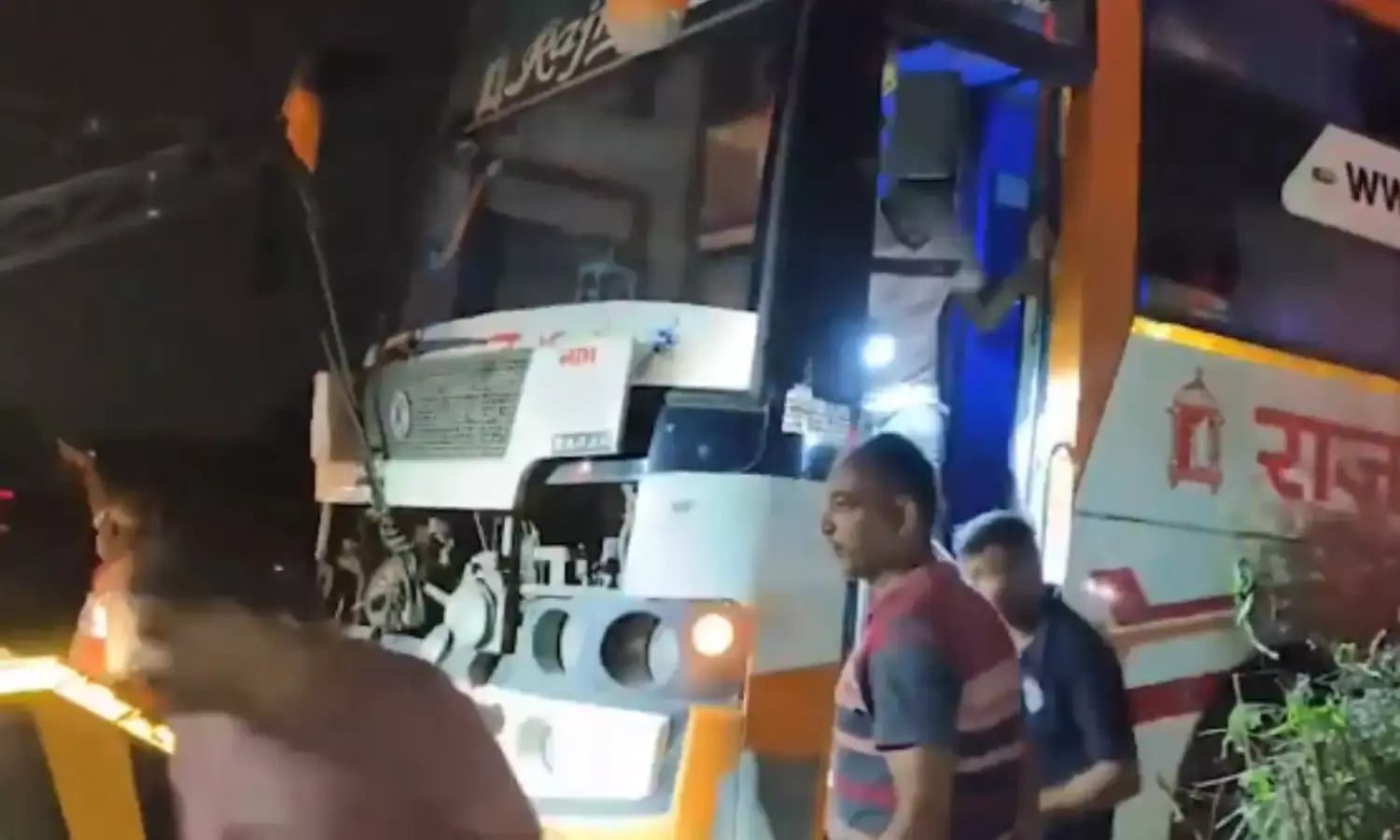 गुजरात के अहमदाबाद वडोदरा एक्सप्रेस हाईवे पर बड़ा हादसा, 6 की मौत, 8 घायल