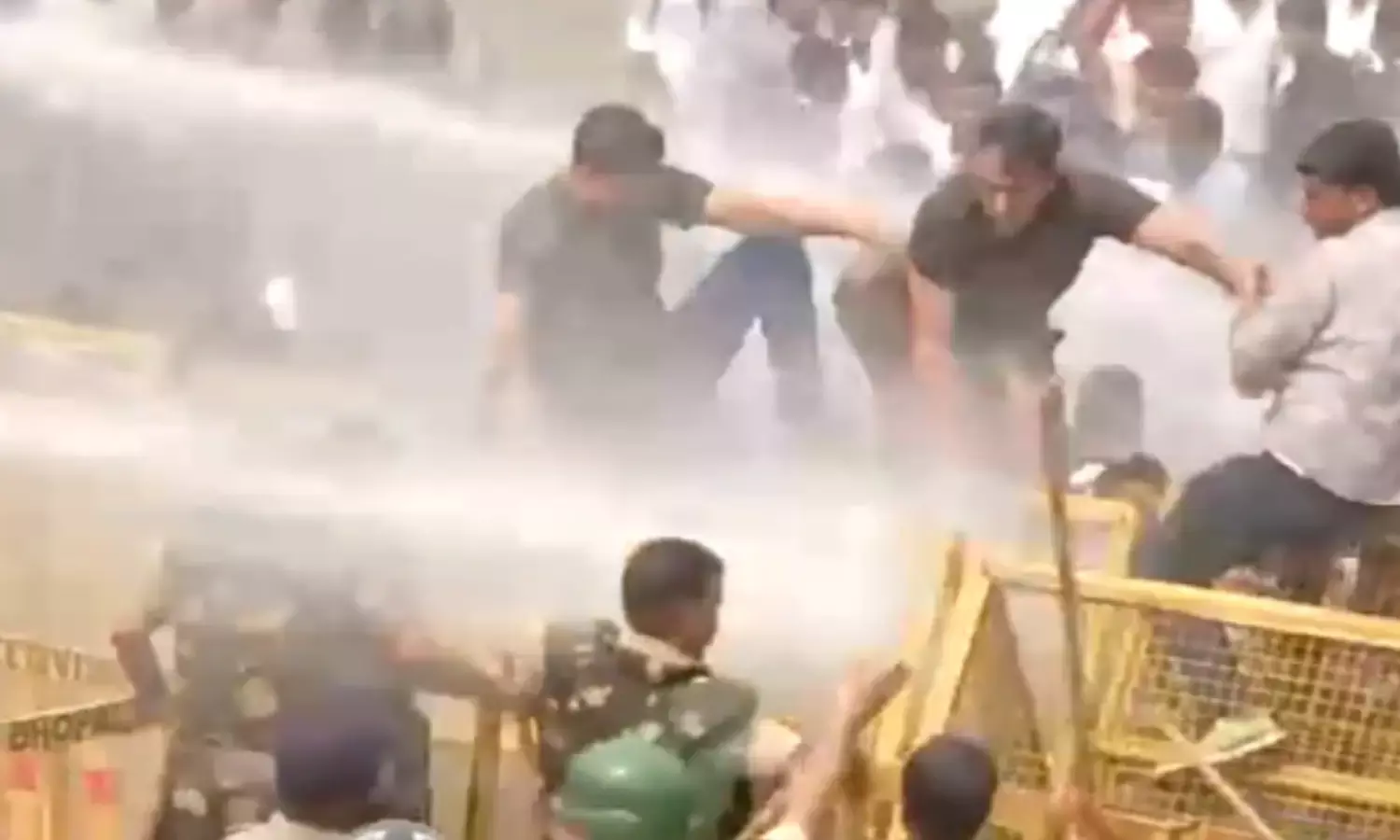 भोपाल में CM आवास के पास NEET मुद्दे पर NSUI का प्रदर्शन, पुलिस ने वॉटर कैनन से प्रदर्शनकारियों को खदेड़ा