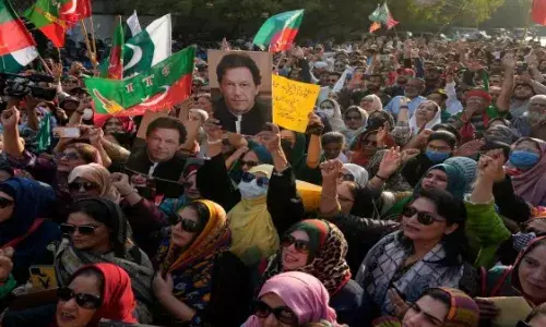 Pakistan में इमरान खान को बड़ा झटका, सरकार ने लगाया पार्टी पर बैन, PTI बोली - शर्मनाक प्रयास...