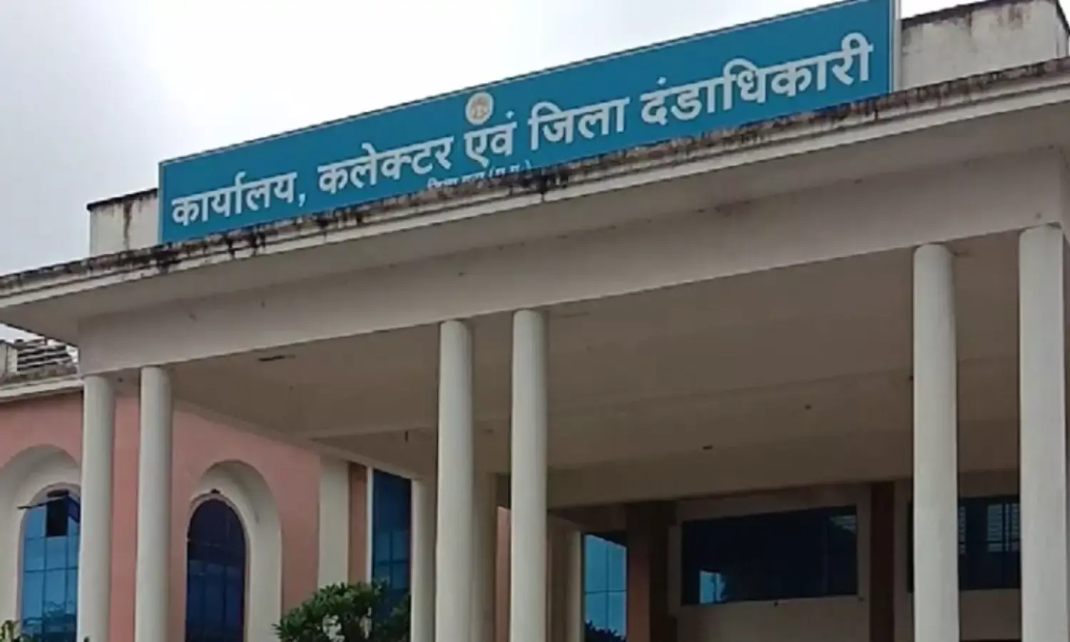 Guna News : नहीं थम रहा विवाद, मृतक के परिवार की महिलाओं ने कलेक्ट्रेट में उतारे कपड़े, सख्त एक्शन की मांग