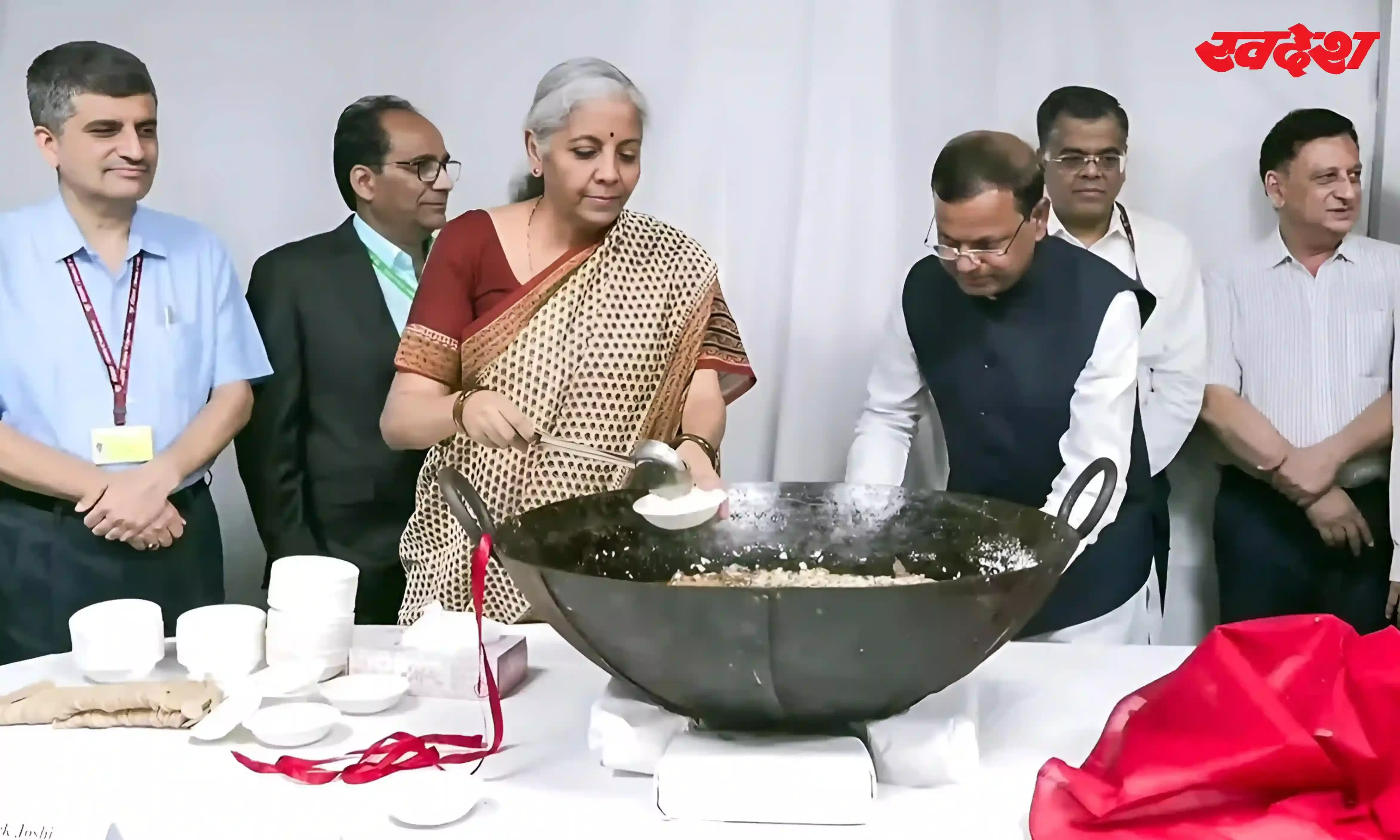 बजट से पहले आज मनाई गई हलवा सेरेमनी, वित्त मंत्री सीतारमन ने अधिकारियों का कराया मुंह मीठा