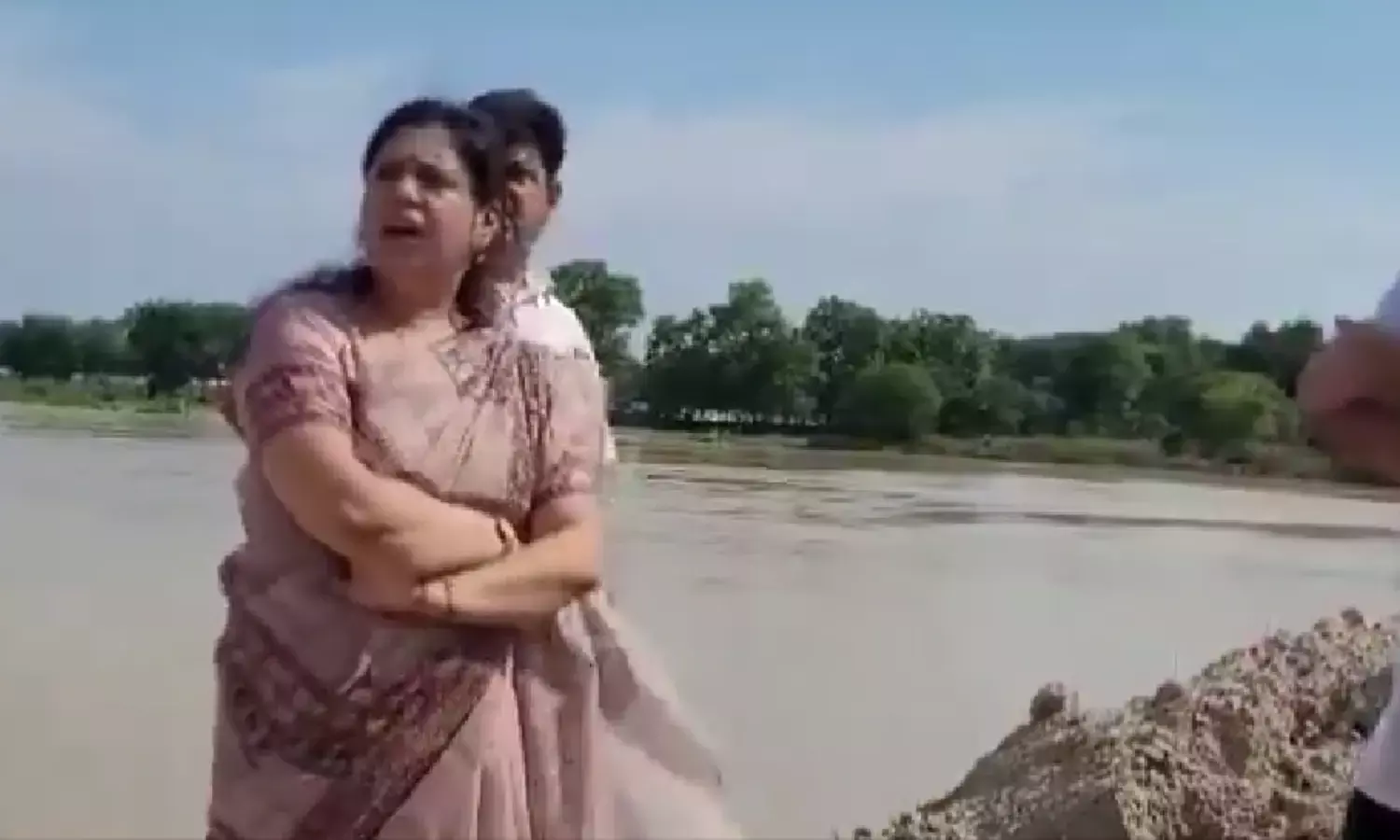 IAS Divya Mittal : दौरे पर निकलीं देवरिया की नई DM दिव्या मित्तल ने क्यों लगाई PWD के अधिकारियों को फटकार