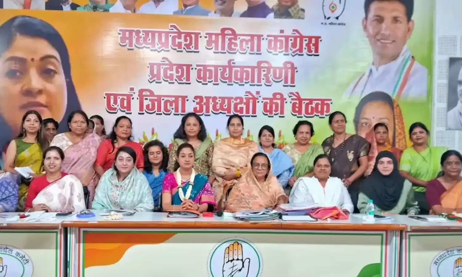 MP Political News: एमपी कांग्रेस में फिर हुआ महिलाओं का अपमान, अलका लांबा ने जूता मारने को कहा, कांग्रेस नेत्री ने राष्ट्रीय अध्यक्ष पर लगाए गंभीर आरोप