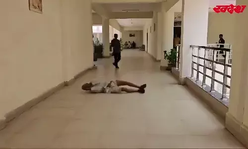 अपनी गुहार लेकर जमीन पर लोटता हुआ कलेक्टर ऑफिस पहुंचा बुजुर्ग किसान, वीडियो वायरल