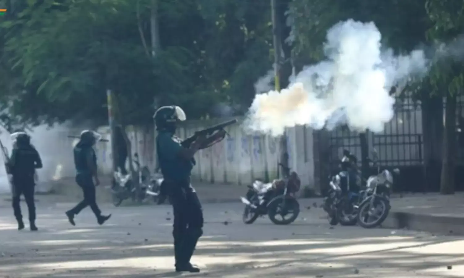 Bangladesh Violence: बांग्लादेश में नहीं थम रहा बवाल, यात्रा करने से बचें, भारतीयों के लिए नई एडवाइजरी जारी