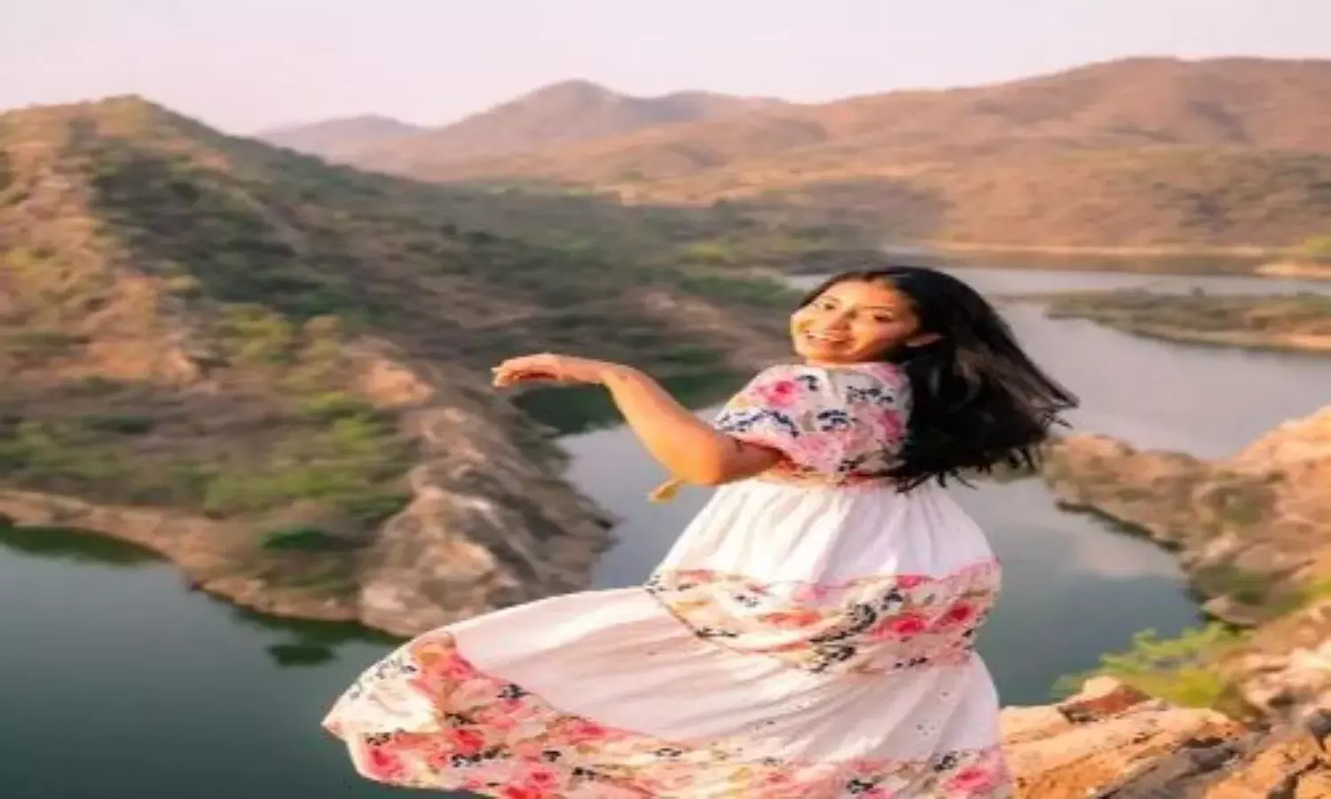 REEL बनाते हुए 300 फीट गहरी खाई में गिरी अन्वी कामदार, दर्दनाक मौत REEL बनाते हुए 300 फीट गहरी खाई में गिरी अन्वी कामदार, दर्दनाक मौत