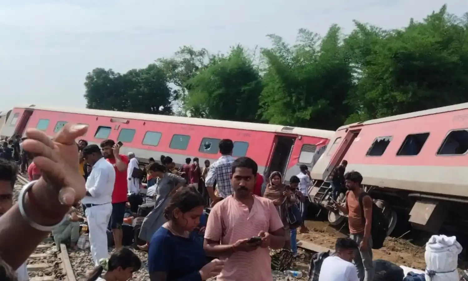 UP News : गोंडा में पटरी से उतरी डिब्रूगढ़ एक्सप्रेस, कई लोगों की मौत, रेस्क्यू ऑपरेशन जारी UP News : गोंडा में पटरी से उतरी डिब्रूगढ़ एक्सप्रेस, कई लोगों की मौत, रेस्क्यू ऑपरेशन जारी