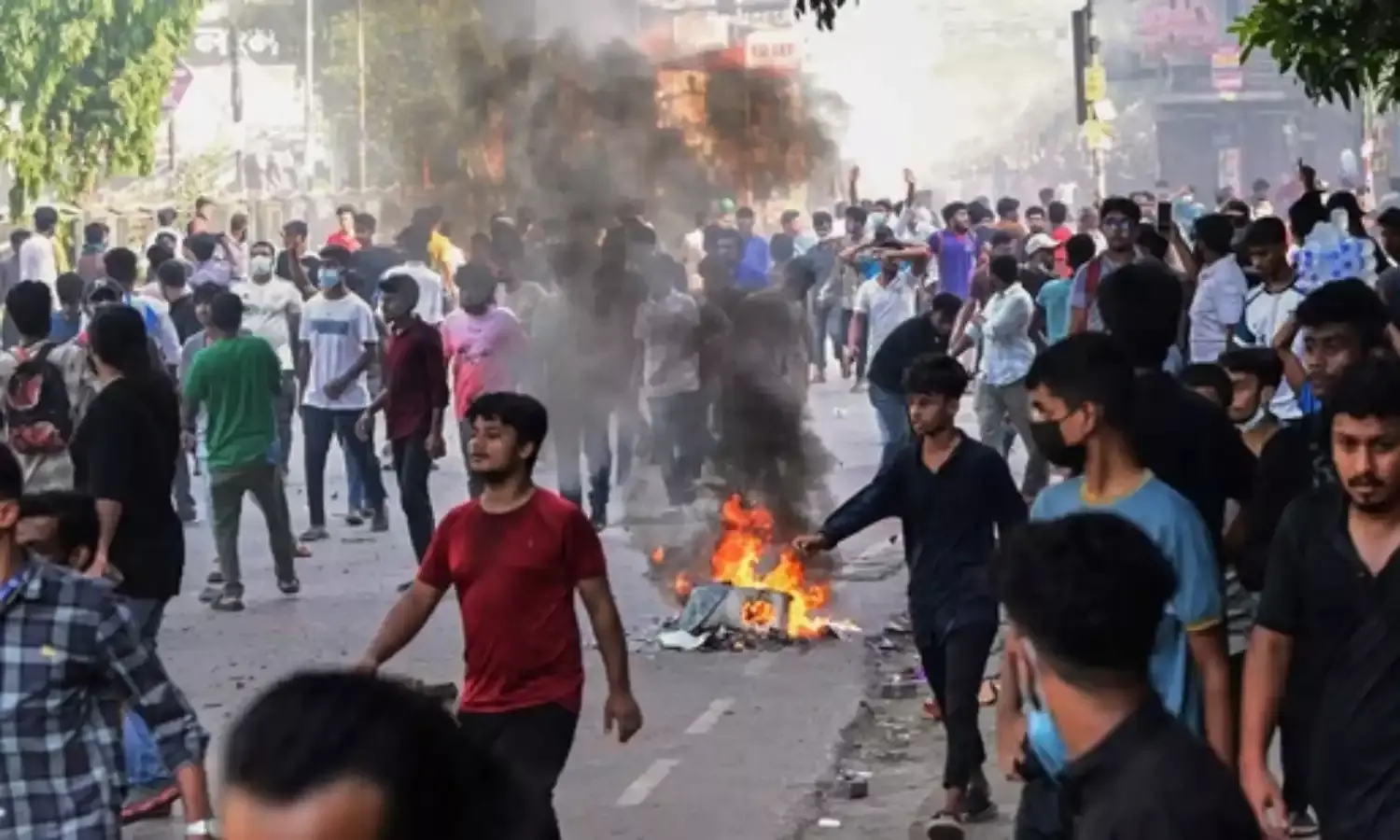 Bangladesh Unrest Escalates:बांग्लादेश में बढ़ी अशांति, प्रदर्शनकारियों ने जेल में आग लगाई, सैकड़ों कैदियों को छुड़ाया
