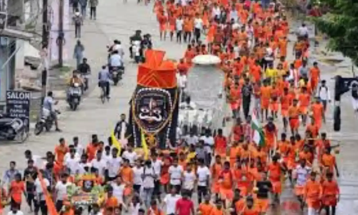 UP के मुजफ्फरनगर में कांवड़ यात्रा में दुकानदारों के नाम और धर्म बताने पर विवाद, विपक्ष ने उठाई आवाज UP के मुजफ्फरनगर में कांवड़ यात्रा में दुकानदारों के नाम और धर्म बताने पर विवाद, विपक्ष ने उठाई आवाज