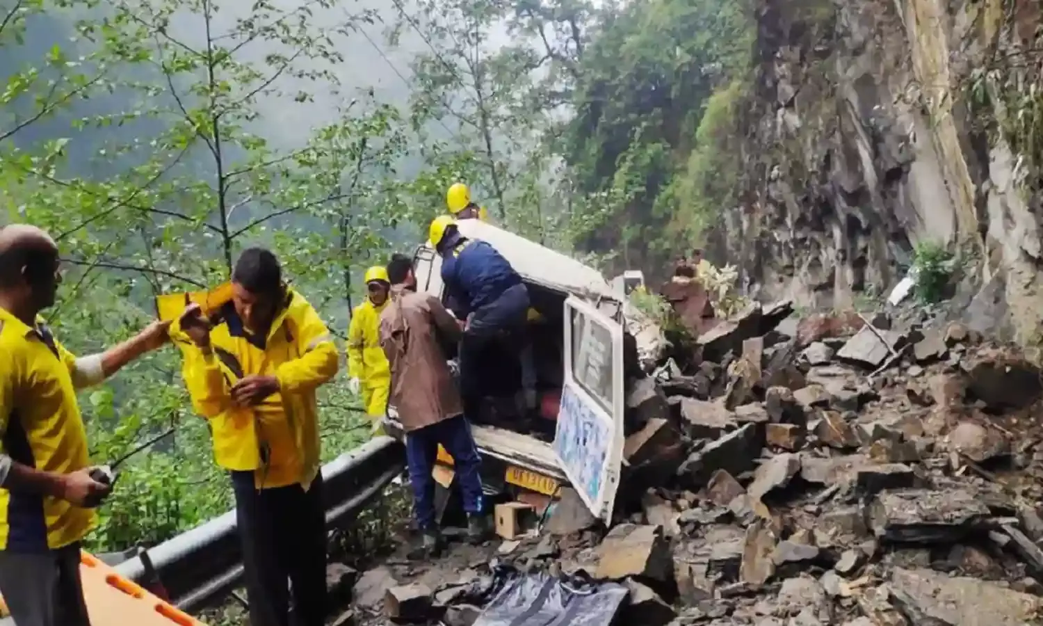 Kedarnath Landslide : केदारनाथ मार्ग पर भूस्खलन के कारण 3 यात्रियों की मौत, 8 घायल, CM जताया दुख