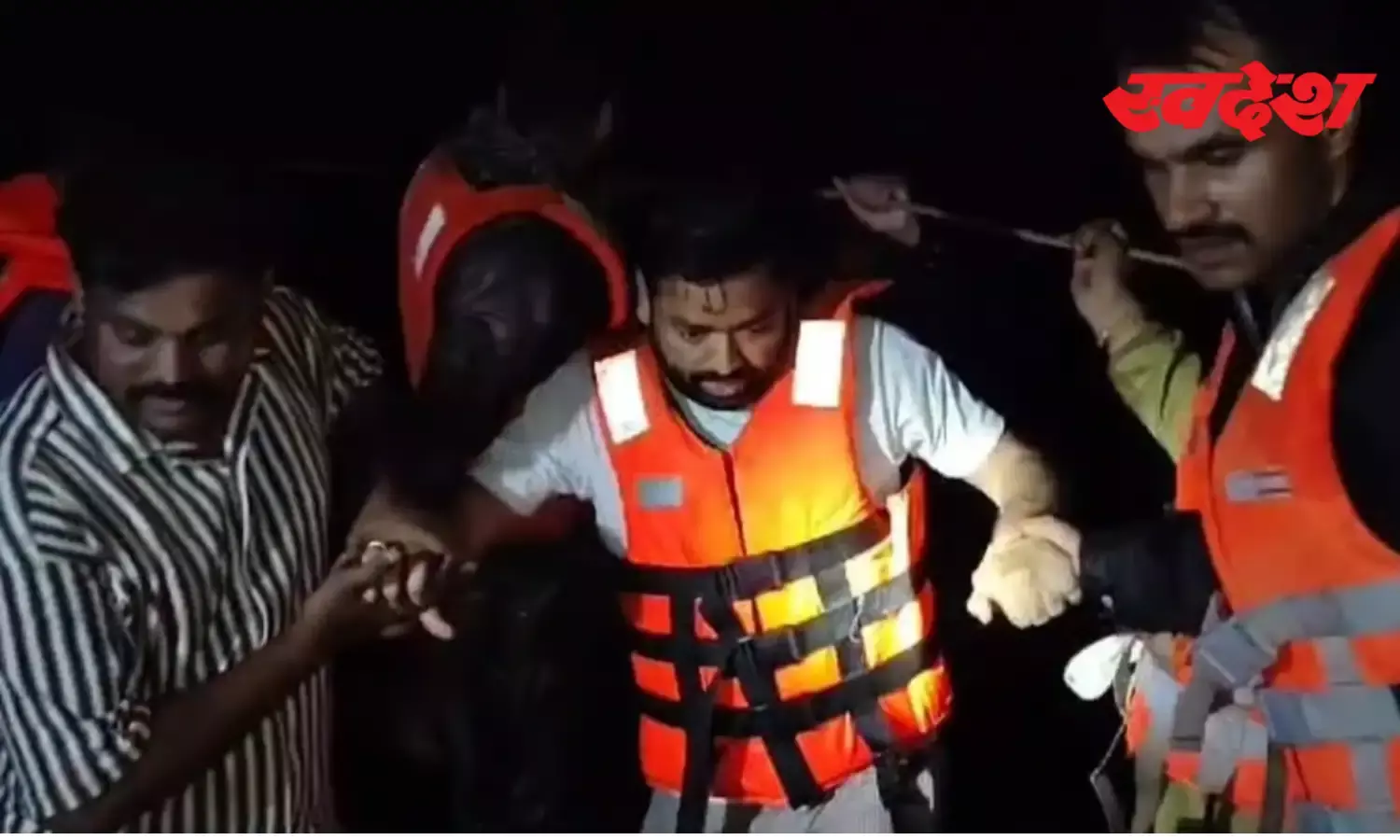 Bhopal News: सीहोर के झरने में फंसे एक ही परिवार के पांच सदस्य, 4 घंटे तक ढूंढती एसडीआरएफ की टीम Bhopal News: सीहोर के झरने में फंसे एक ही परिवार के पांच सदस्य, 4 घंटे तक ढूंढती एसडीआरएफ की टीम