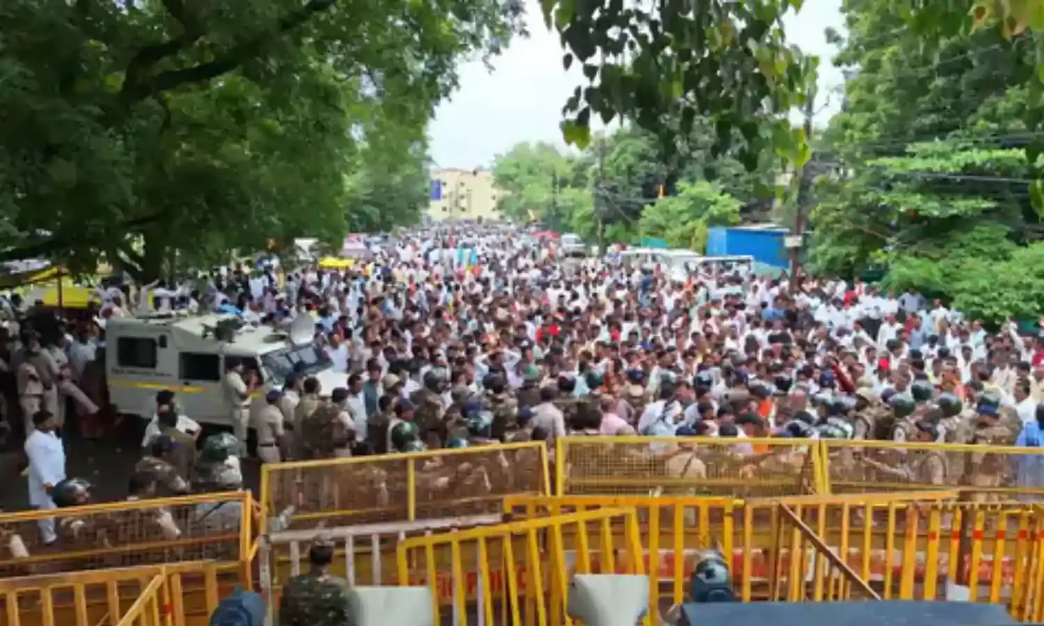 पंच-सरपंचों का प्रदर्शन: सीएम हाउस का घेराव करने पहुंचे 52 जिलों के पंच-सरपंच, बैरिकेड्स लगाकर पुलिस ने रोका