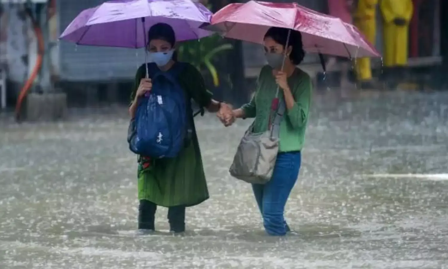 UP Rain Alert : बारिश से लोगों को गर्मी से राहत लेकिन जलभराव बना समस्या