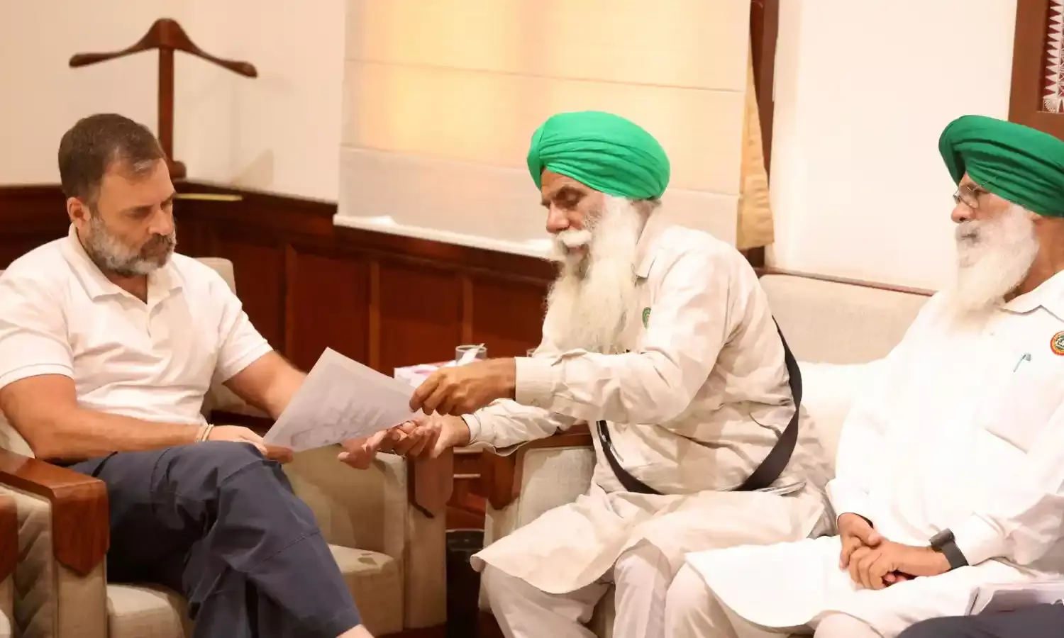 किसानों से मिले राहुल गांधी, तय हुई रणनीति, अब MSP लीगल गारंटी के लिए केंद्र पर दबाव बनाएगा INDIA गठबंधन