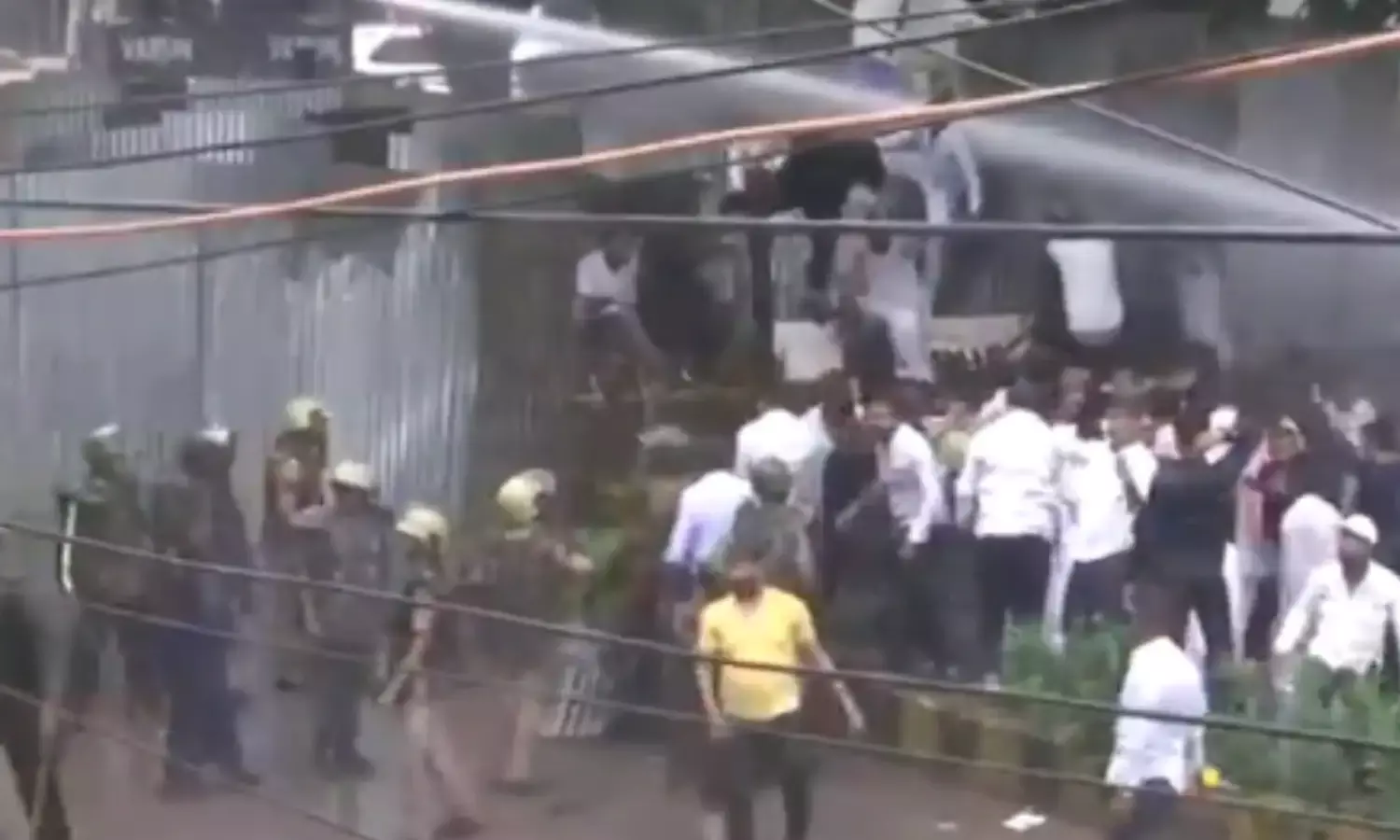 छत्तीसगढ़ में बवाल, विधानसभा घेरने निकले कांग्रेसियों को पुलिस ने वॉटर केनन से खदेड़ा, कानून व्यवस्था पर सवाल