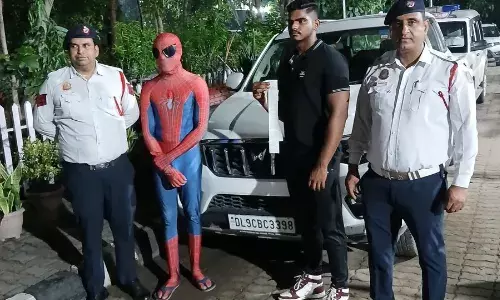 Spider-Man & Woman:पुलिस ने फिर पकड़ा ‘स्पाइडर मैन’ और ‘स्पाइडर वुमन’, चालान की सौंपी सूची, जानिए पूरा मामला