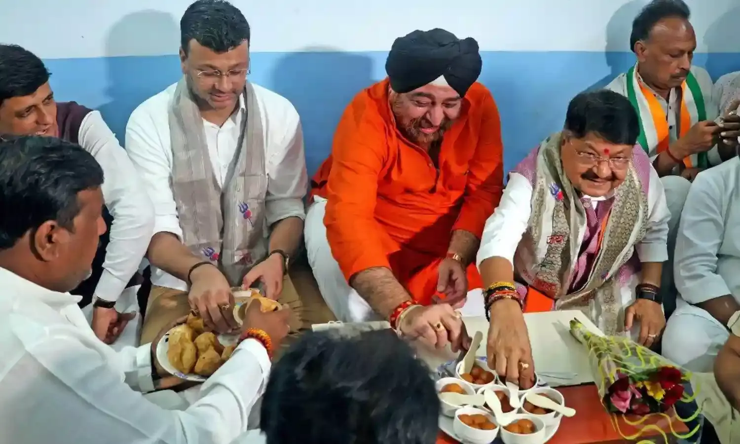 Kailash Vijayvargiya: मंत्री कैलाश विजयवर्गीय को गुलाबजामुन परोसना कांग्रेस नेताओं को पड़ा भारी, मिल गया नोटिस