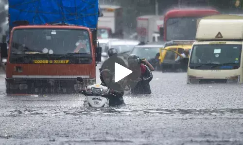 Mumbai Rain: भारी बारिश के कारण पानी-पानी हुई मुंबई, सड़कें बनीं तालाब, सामने आए हैरान कर देने वाले वीडियो...