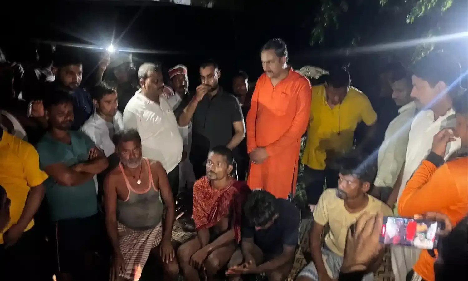 घुप अंधेरा, तेज बहाव, 40 मिनट का रेस्क्यू ऑपरेशन और 4 को मिली नई जिंदगी...