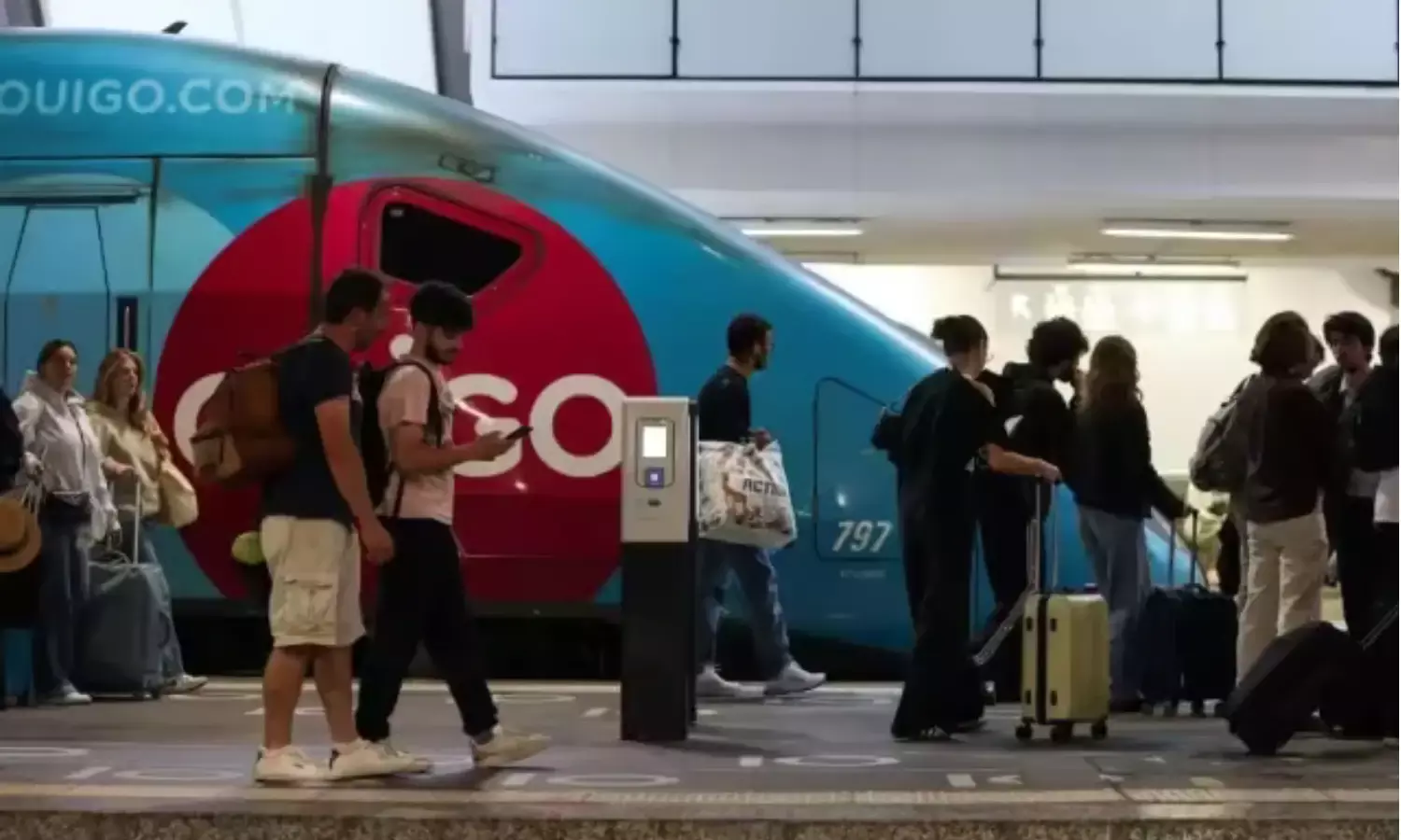 France Train Network Affected: ओलिंपिक से पहले फ्रांस के रेलवे नेटवर्क पर बड़ा हमला, स्टेशनों पर फंसे 8 लाख लोग