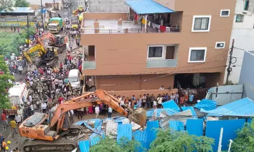 Indore: इंदौर में भारी बारिश के बीच 15 घरों पर चला बुलडोजर, रहवासियों ने निगमकर्मी पर किया हमला