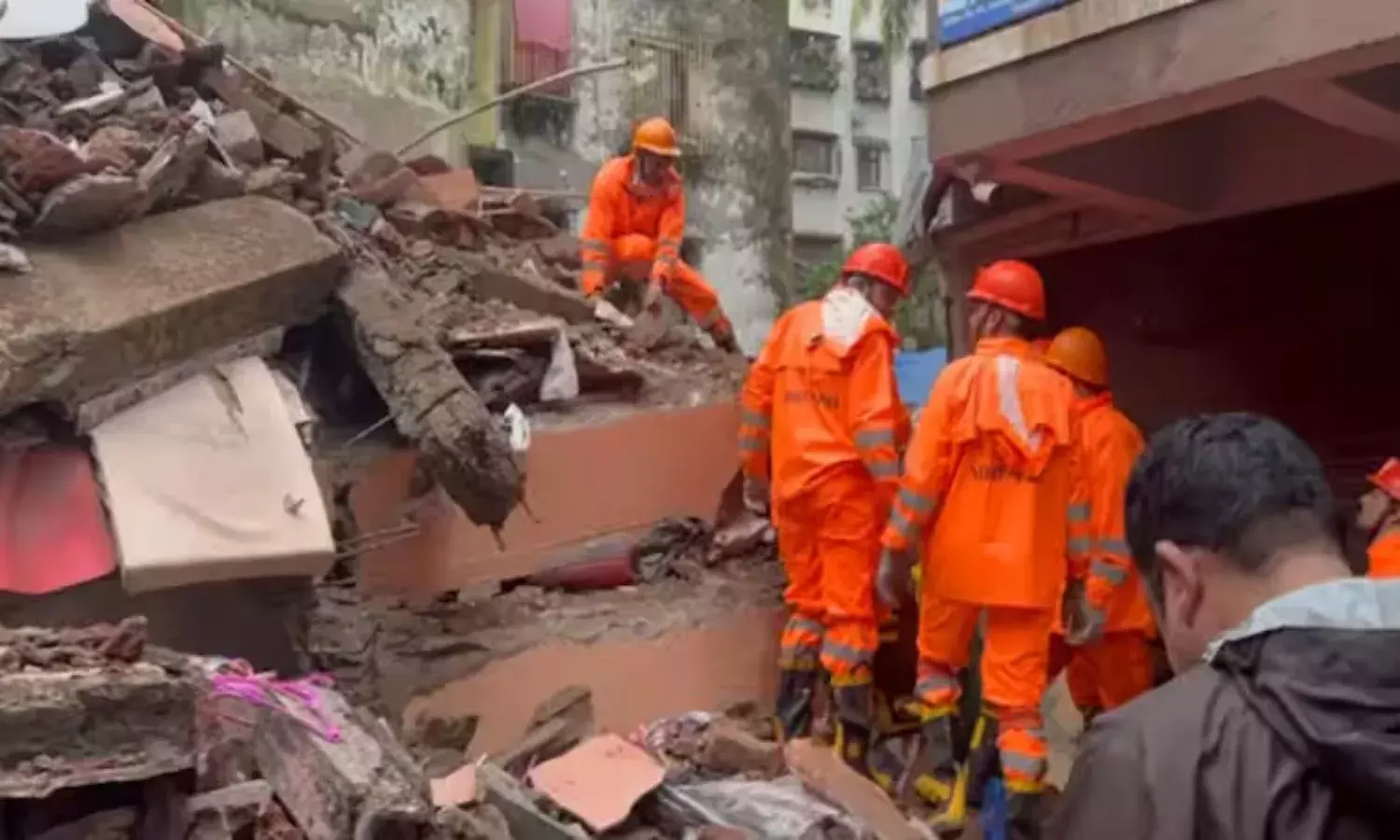 Navi Mumbai Building Collapse: नवी मुंबई में भारी बारिश के बीच तीन मंजिला इमारत ढही, रेस्क्यू ऑपरेशन जारी