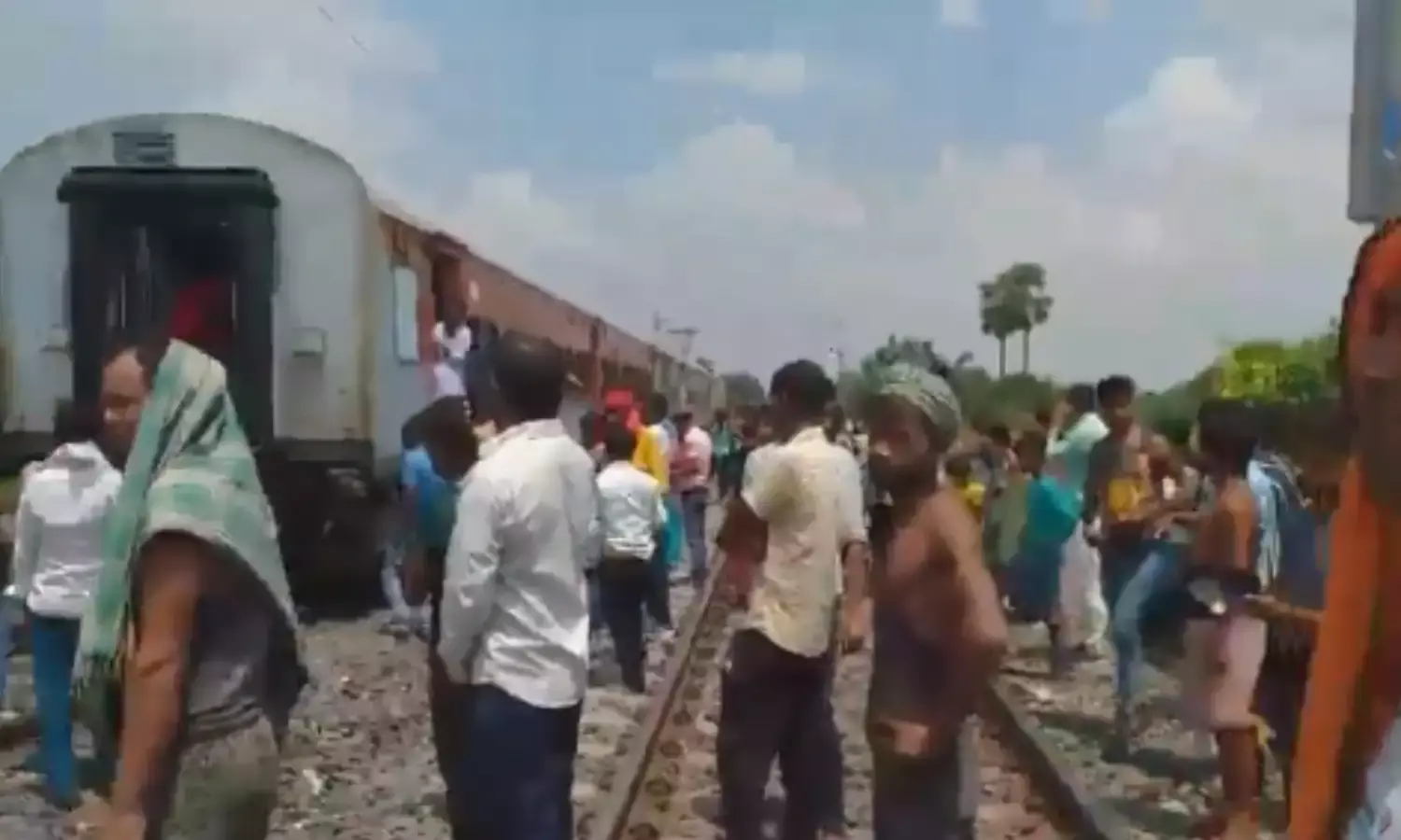 Train Accident : बिहार के समस्तीपुर में बड़ा रेल हादसा, ट्रेन के डिब्बे इंजन से हुए अलग