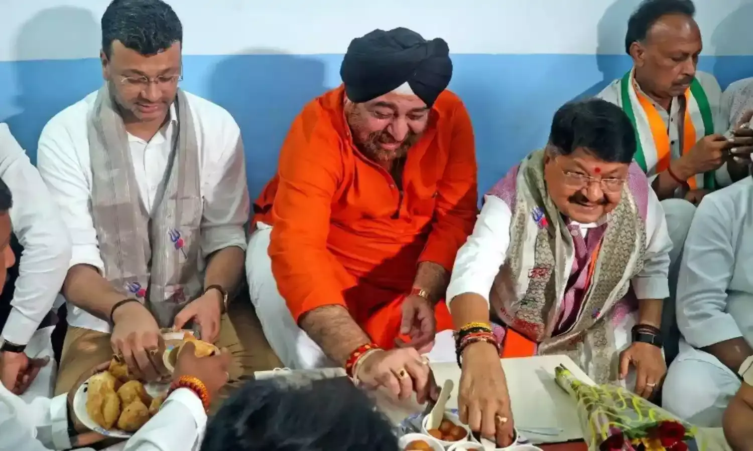 Indore News: विजयवर्गीय को गुलाब जामुन खिलाने पर इंदौर कांग्रेस जिलाध्यक्ष सस्पेंड, दिल्ली से आया था नोटिस