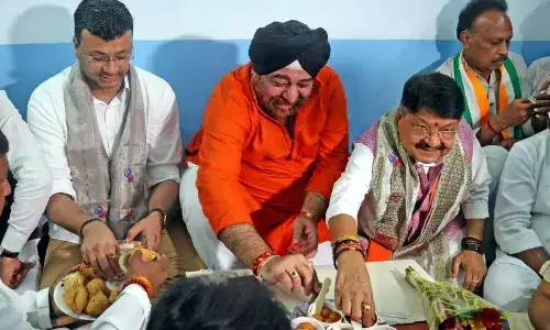 Indore News: विजयवर्गीय को गुलाब जामुन खिलाने पर इंदौर कांग्रेस जिलाध्यक्ष सस्पेंड, दिल्ली से आया था नोटिस Indore News: विजयवर्गीय को गुलाब जामुन खिलाने पर इंदौर कांग्रेस जिलाध्यक्ष सस्पेंड, दिल्ली से आया था नोटिस