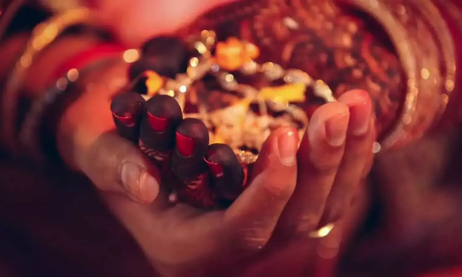 घरों में यूँ सयानी लड़कियाँ बेचैन रहती हैं, 250 बेटियों को हाथ पीले होने का इंतजार, तारीख दे कर पलट गई सरकार...