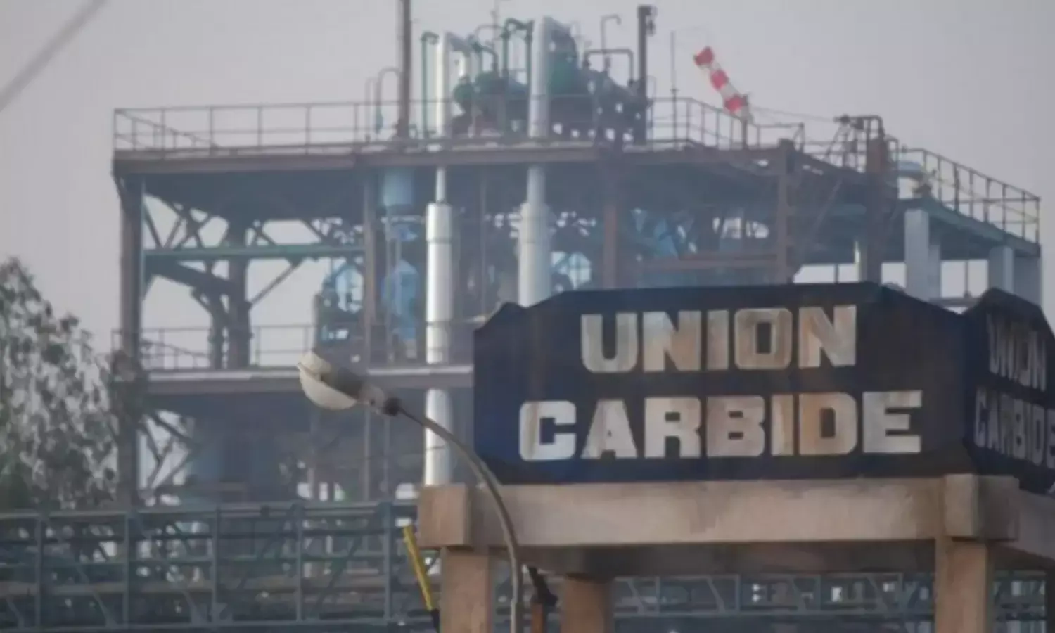 लोकसभा में उठा यूनियन कार्बाइड का मुद्दा, केंद्र से 126 करोड़ मिलने के बाद भी नहीं उठ पाया कचरा ?