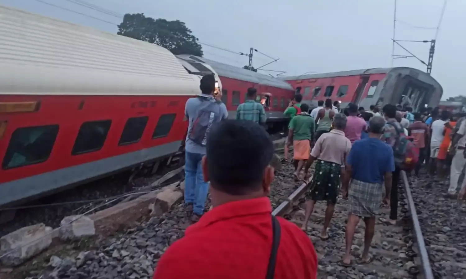 Howrah Mumbai Express Derailed : हावड़ा मुंबई एक्सप्रेस के 18 डिब्बे पटरी से उतरे, 2 की मौत, 20 घायल
