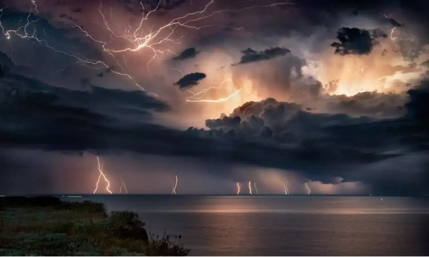 MP Weather Update: एमपी के हिस्सों में भारी बारिश से मचा हाहाकार, कई बांधों के खुले गेट 4 संभागों के लिए जारी हुआ अलर्ट