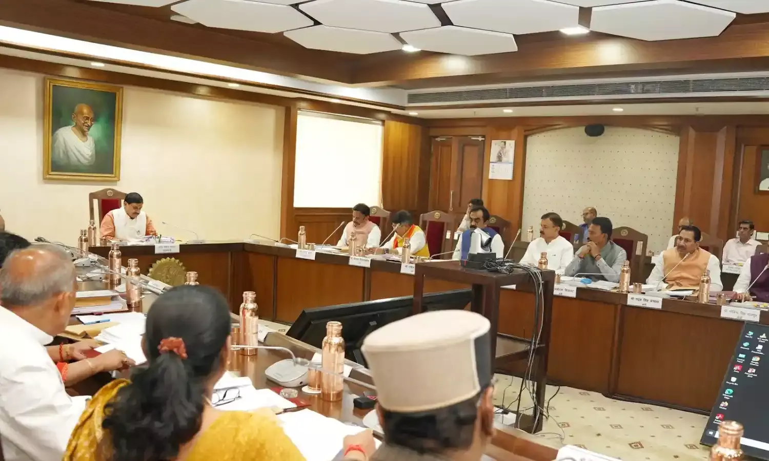 MP Cabinet Decision : लाड़ली बहनों के लिए खुशखबरी, अब मिलेगा गैस सिलेंडर मात्र 450 रुपए में