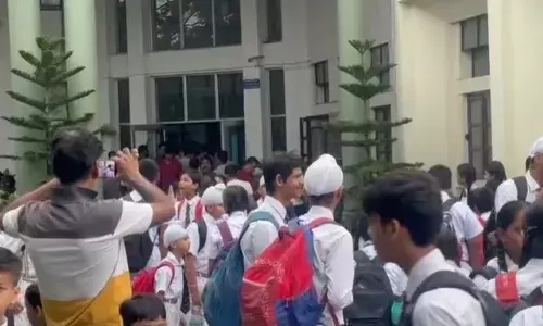 Jabalpur News: जबलपुर में 300 से ज़्यादा छात्र खड़े रहे स्कूल के बाहर, अभिभावकों ने लगाया ये आरोप