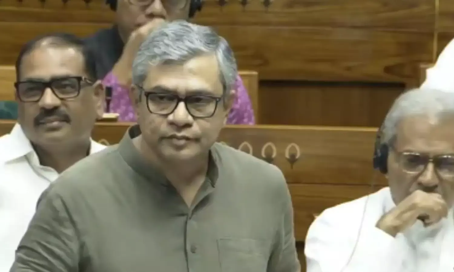 रेल हादसे पर उठे सवाल तो मंत्री अश्विनी वैष्णव ने विपक्ष को दिखाया आइना, कहा अपने गिरेबान में झाको...