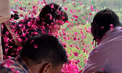 UP News : मेरठ में शिव भक्त कांवड़ियों पर आसमान से हुई पुष्प वर्षा UP News : मेरठ में शिव भक्त कांवड़ियों पर आसमान से हुई पुष्प वर्षा