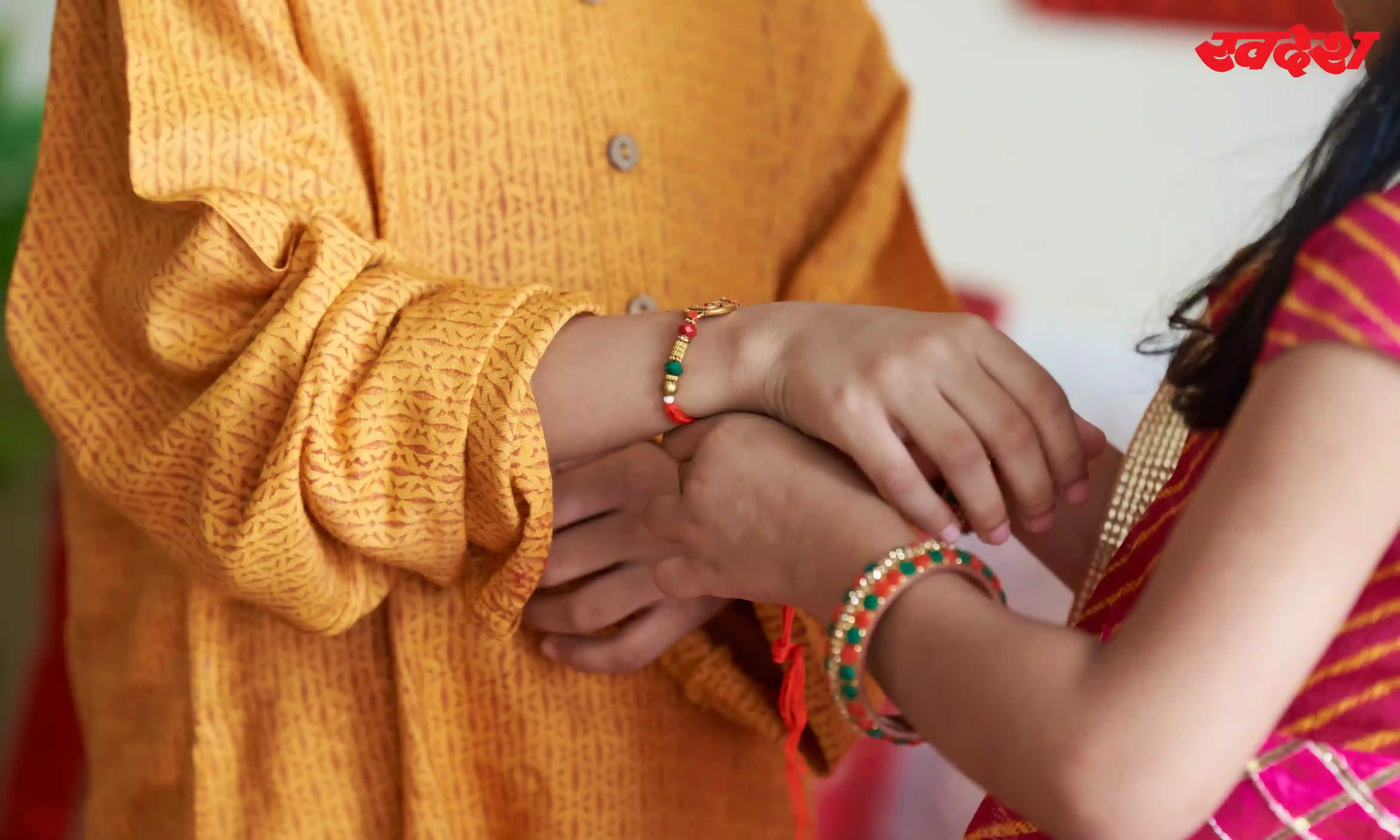 रक्षाबंधन पर भाई को दाएं हाथ में ही क्यों बांधते हैं राखी, जानिए क्या कहती हैं परंपरा