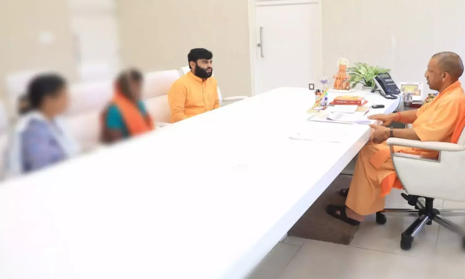 UP Breaking News : अयोध्या गैंगरेप मामले में बड़ी खबर, पीड़िता की मां से मिले सीएम योगी