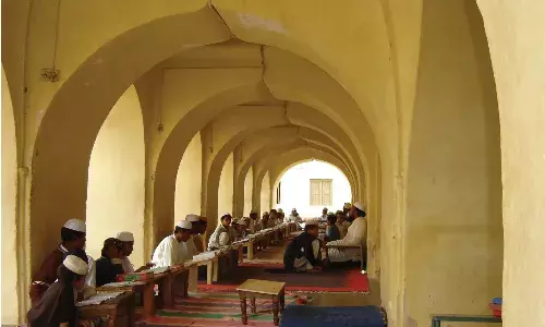 रतलाम में SCPCR: भेंड़ बकरियों की तरह ठूंसी गई बच्चियां, सोने के लिए नहीं था बिस्तर, रतलाम अवैध मदरसे में बुरी हालत में मिलीं सैकड़ों लड़कियां