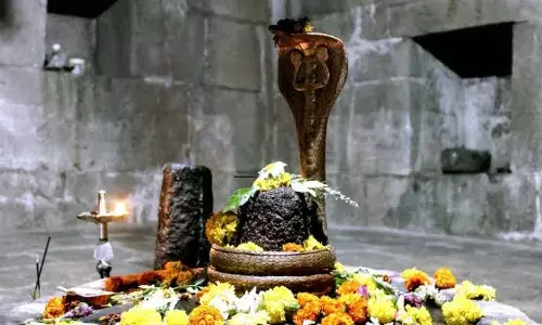 सावन में शिवलिंग पर अर्पित प्रसाद खाना चाहिए या नहीं, जानिए क्या कहती है मान्यता सावन में शिवलिंग पर अर्पित प्रसाद खाना चाहिए या नहीं, जानिए क्या कहती है मान्यता