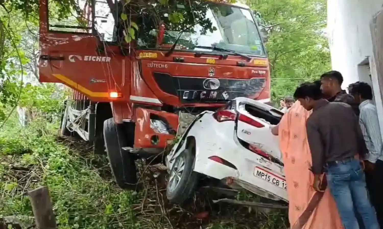 सागर में भीषण सड़क हादसा, कार के ऊपर चढ़ गया ट्रक, एक ही परिवार के पांच लोगों की मौत