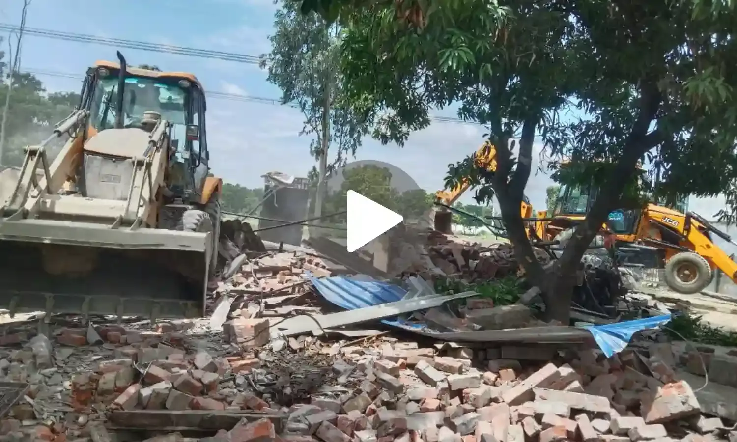 बाबा का बुलडोजर एक्‍शन: अयोध्या में किशोरी से गैंगरेप के आरोपी सपा नेता मोईद खान की बेकरी पर चला बुलडोजर...