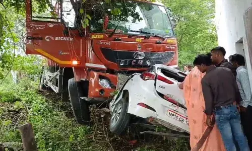 सागर में भीषण सड़क हादसा, कार के ऊपर चढ़ गया ट्रक, एक ही परिवार के पांच लोगों की मौत