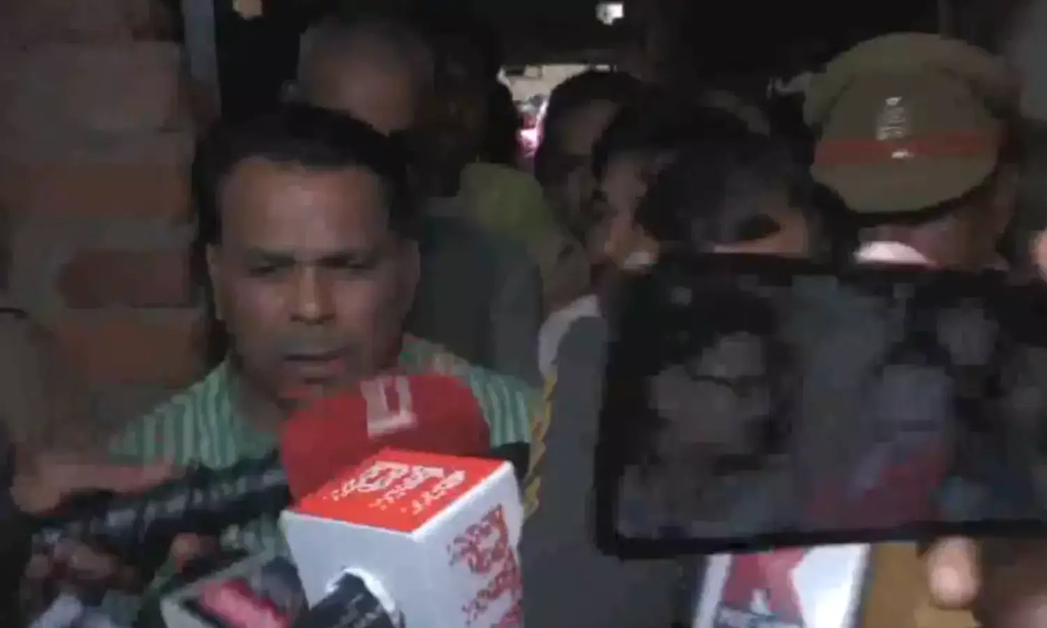 अयोध्या गैंगरेप पीड़िता के परिवार से मिला BJP नेताओं का दल, कहा - आरोपियों को बख्शेंगे नहीं अयोध्या गैंगरेप पीड़िता के परिवार से मिला BJP नेताओं का दल, कहा - आरोपियों को बख्शेंगे नहीं